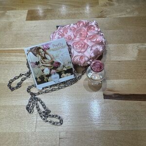 NWT Elizabeth Arden Pink Rose bag with deluxe sample of Pretty perfume